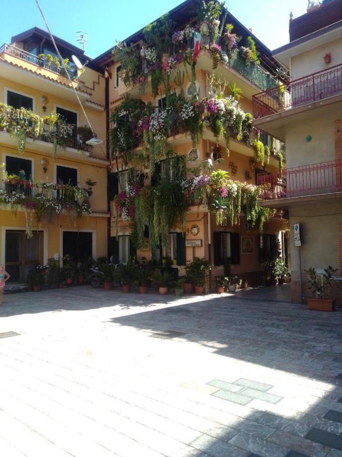 Vacanza Taormina Mare Mazzeo Bagian luar foto